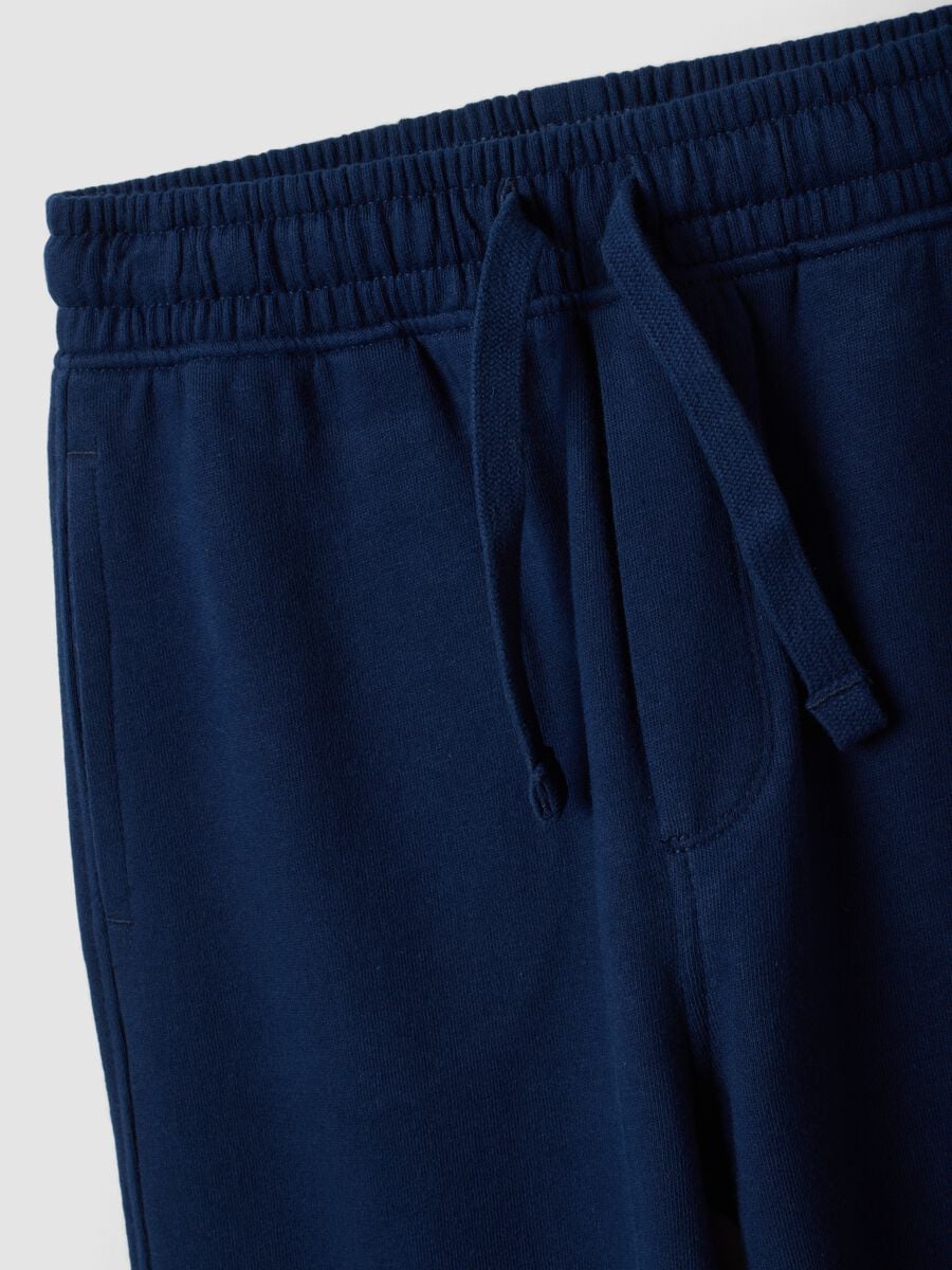 Pantaloni jogger blu in puro cotone organico con tasche cargo per bambino_2