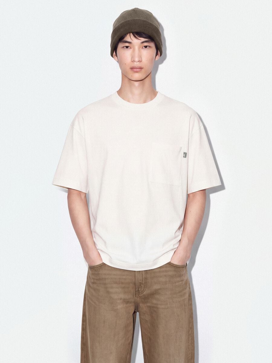 T-shirt bianca in puro cotone girocollo con taschino boxy fit_0