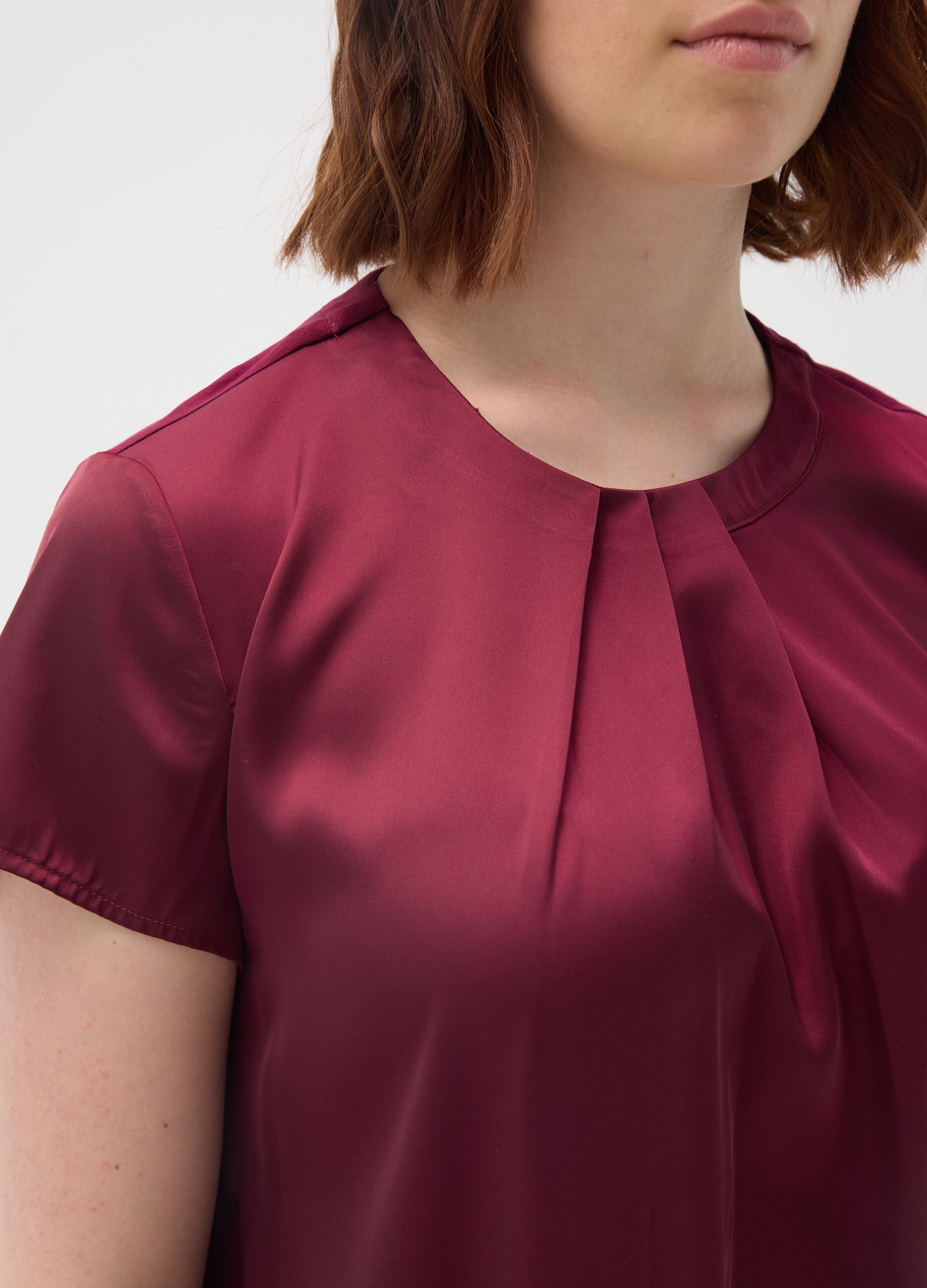 Maglia bordeaux a maniche corte con piega frontale