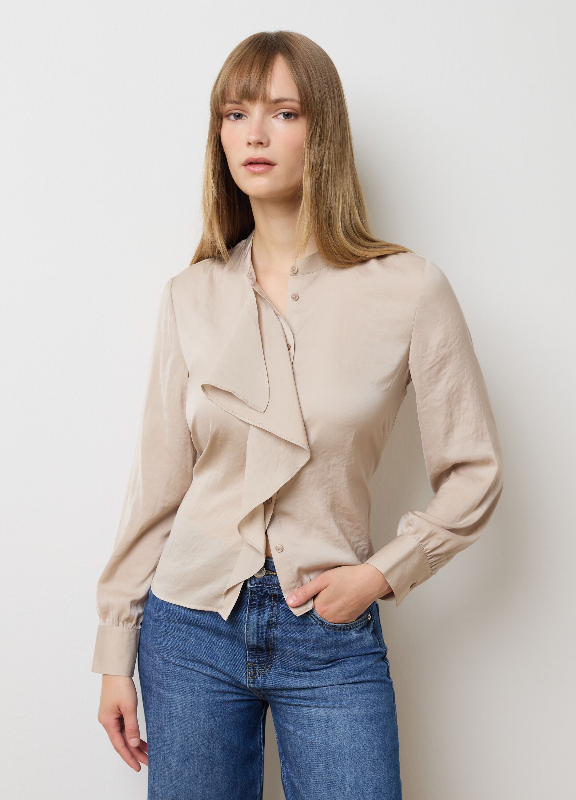 Camicetta beige con collo alla coreana
