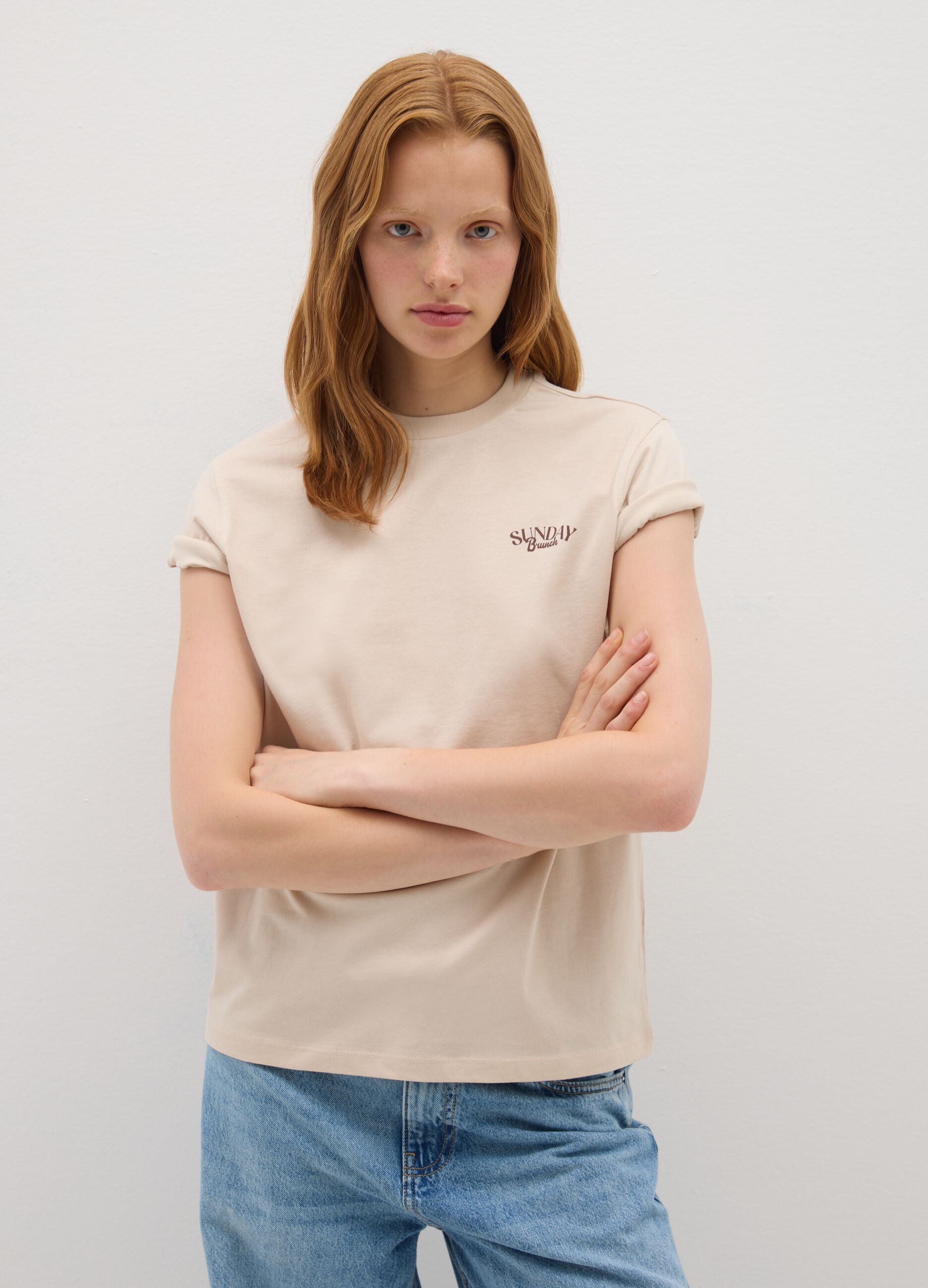 T-shirt in puro cotone beige relaxed fit con stemma