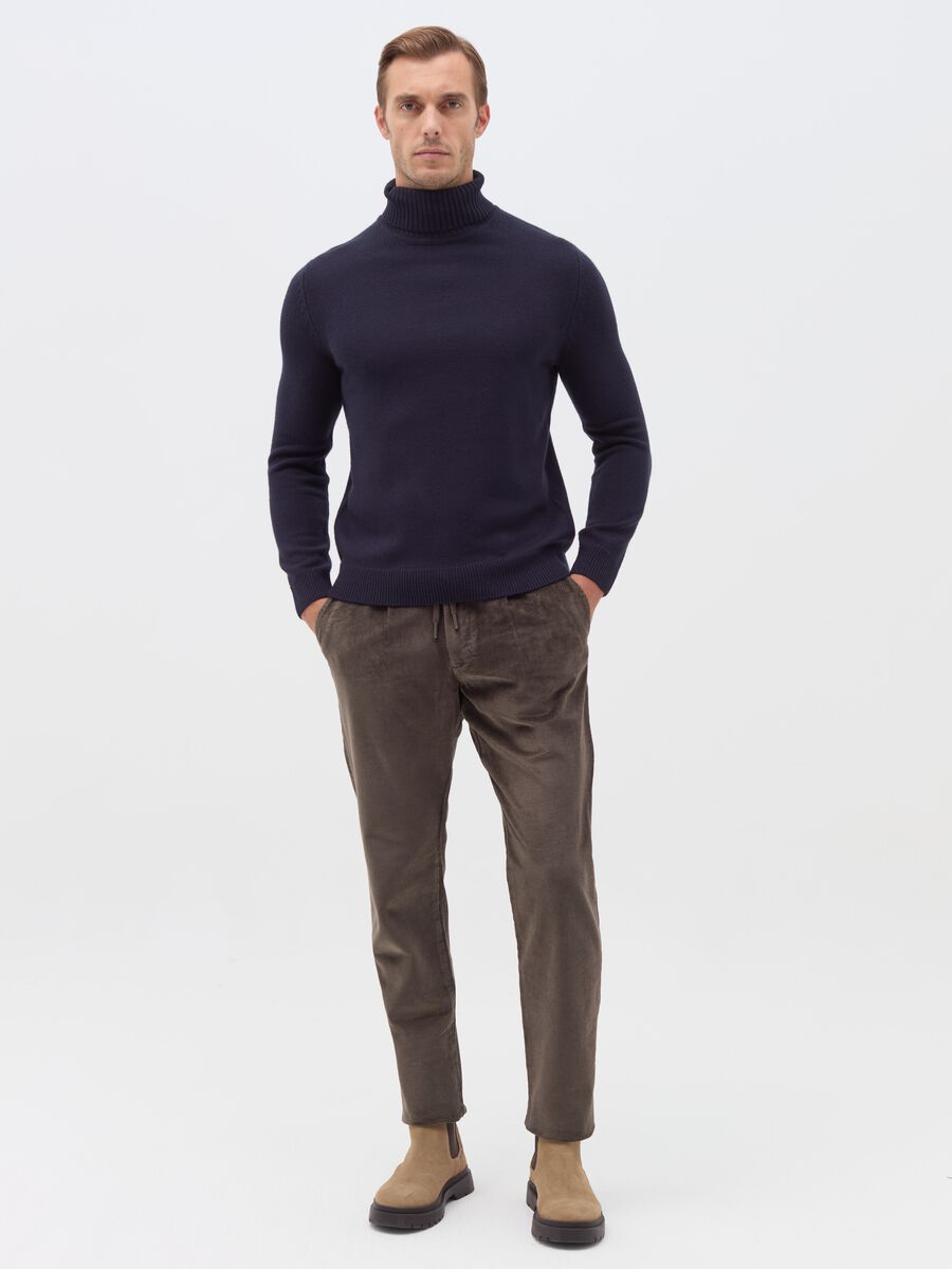 Chino jogger trousers in corduroy_1