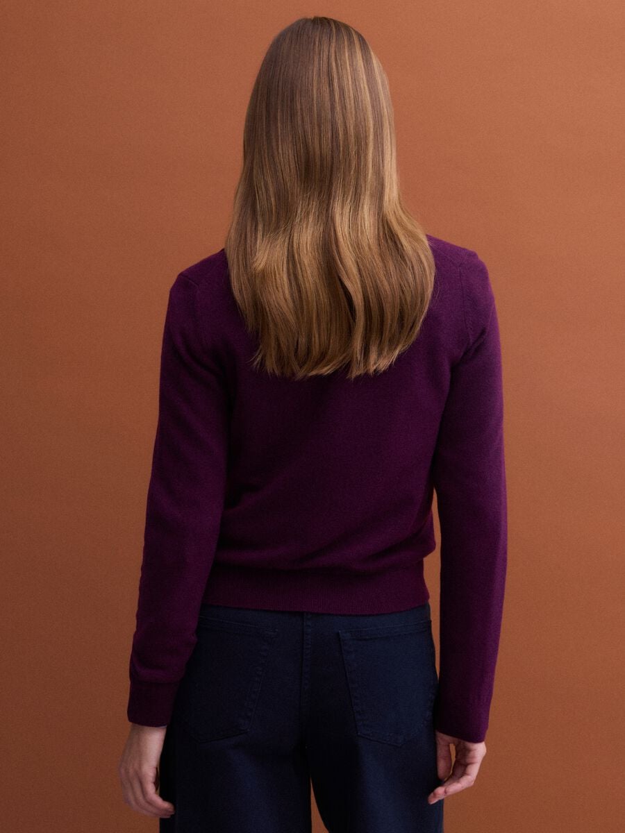 Maglia viola in pura lana con colletto polo_3