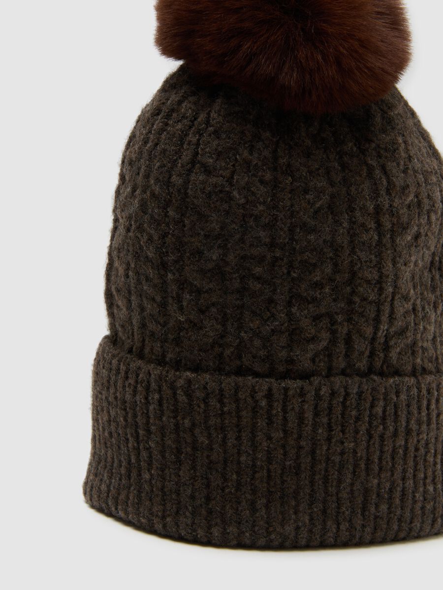 Berretto beanie marrone lavorato a maglia con pompon_2