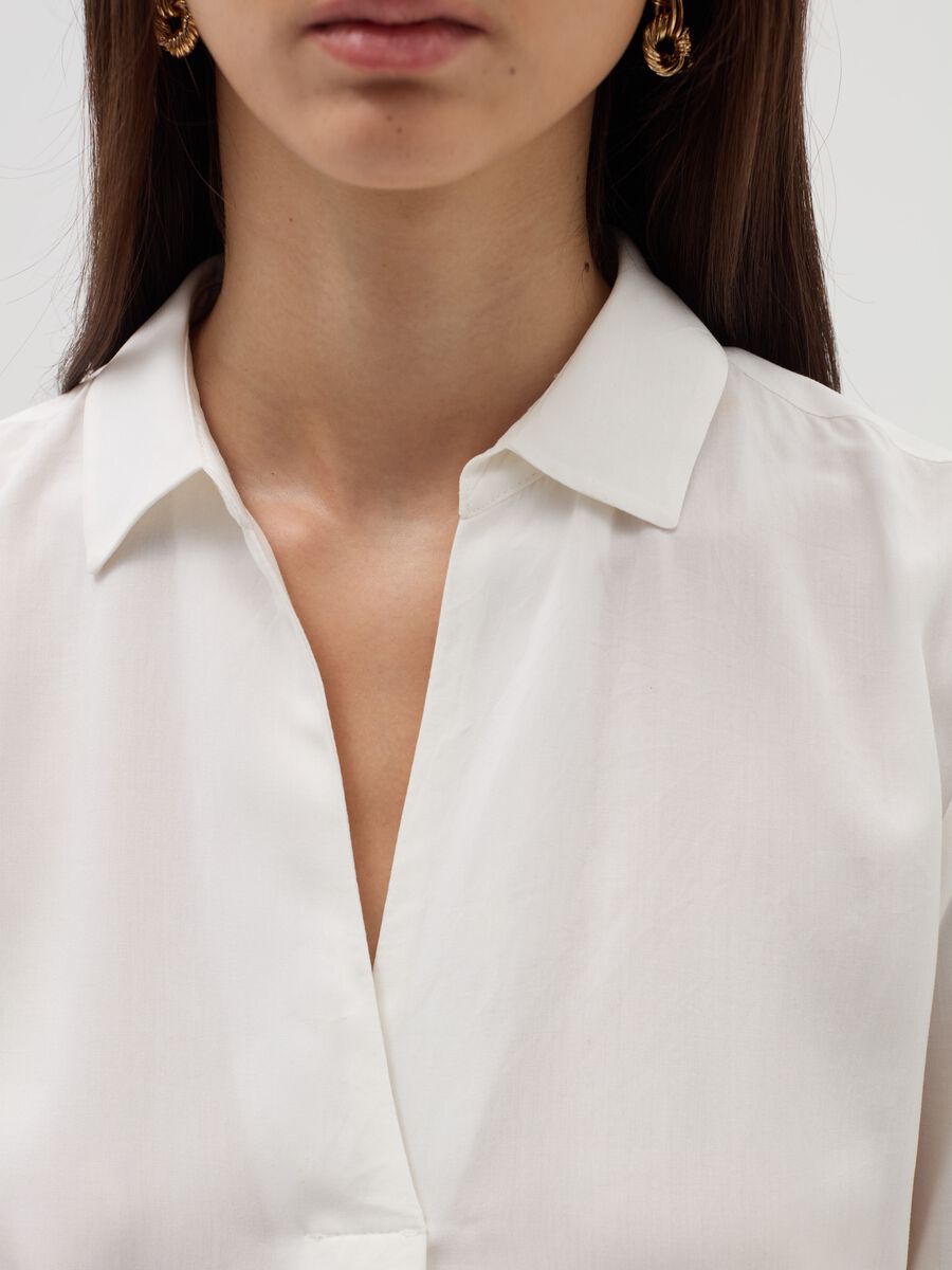 Blusa con scollo a polo maniche lunghe_3