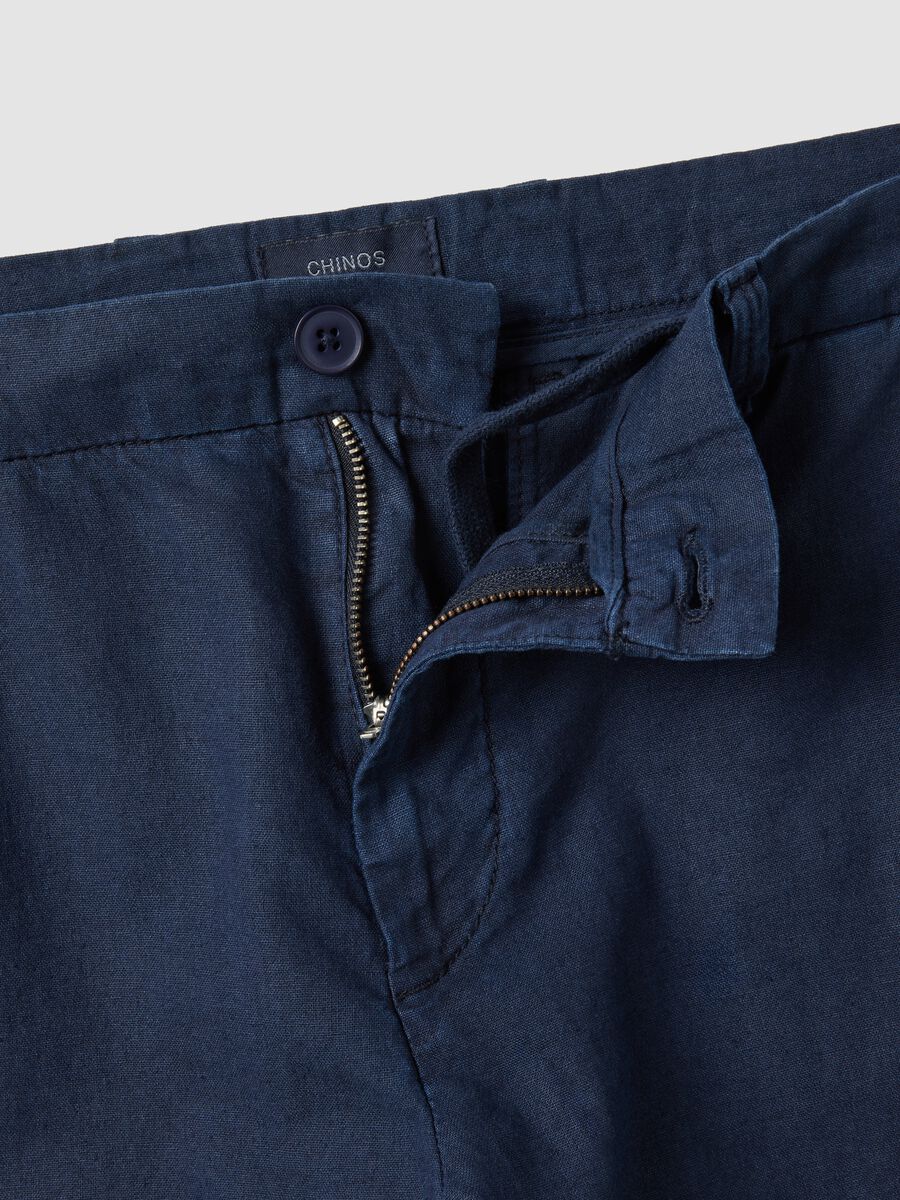 Pantaloni chino blu in misto lino e cotone regular fit_5