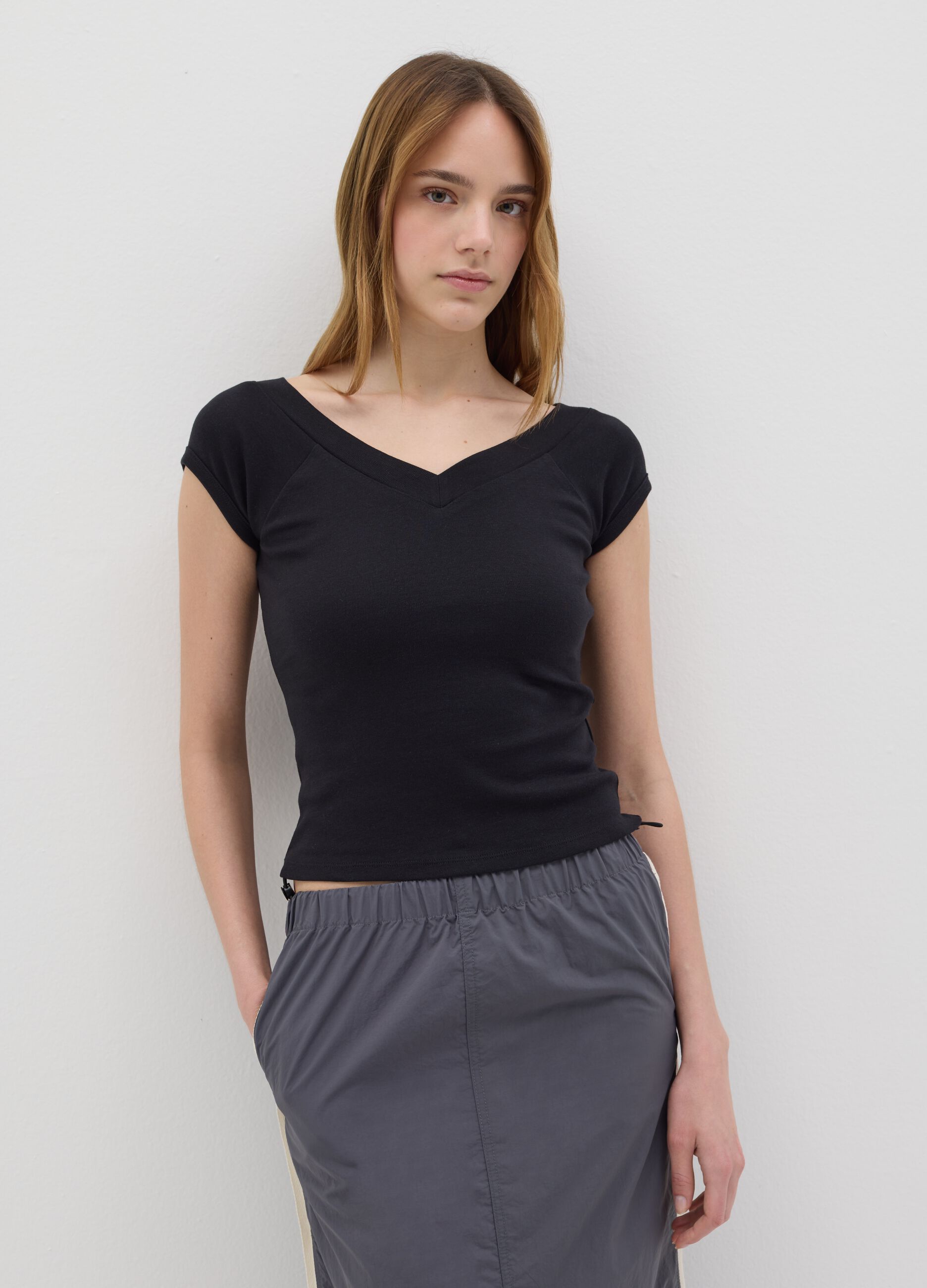 Women’s black fitted T-shirt in 100% cotton with V neck