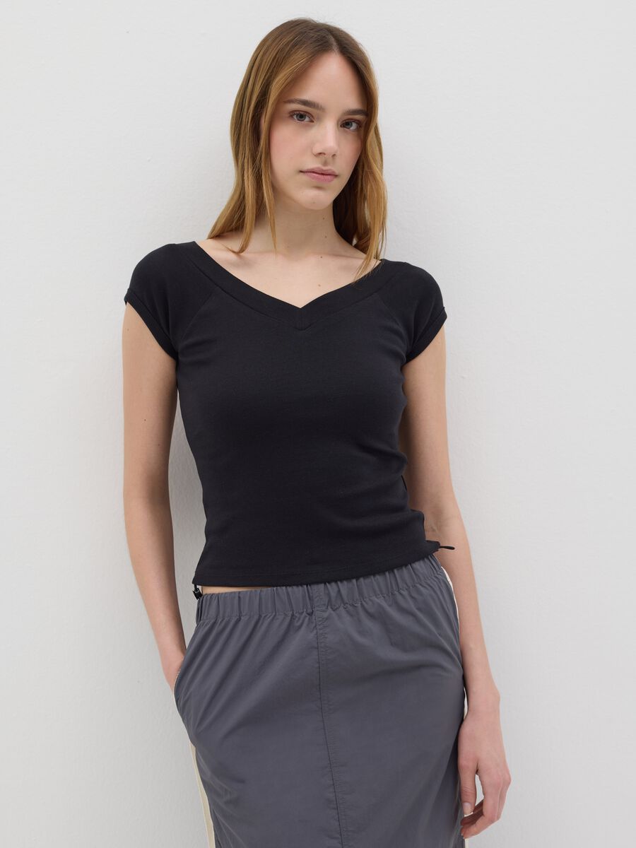 Women’s black fitted T-shirt in 100% cotton with V neck_0