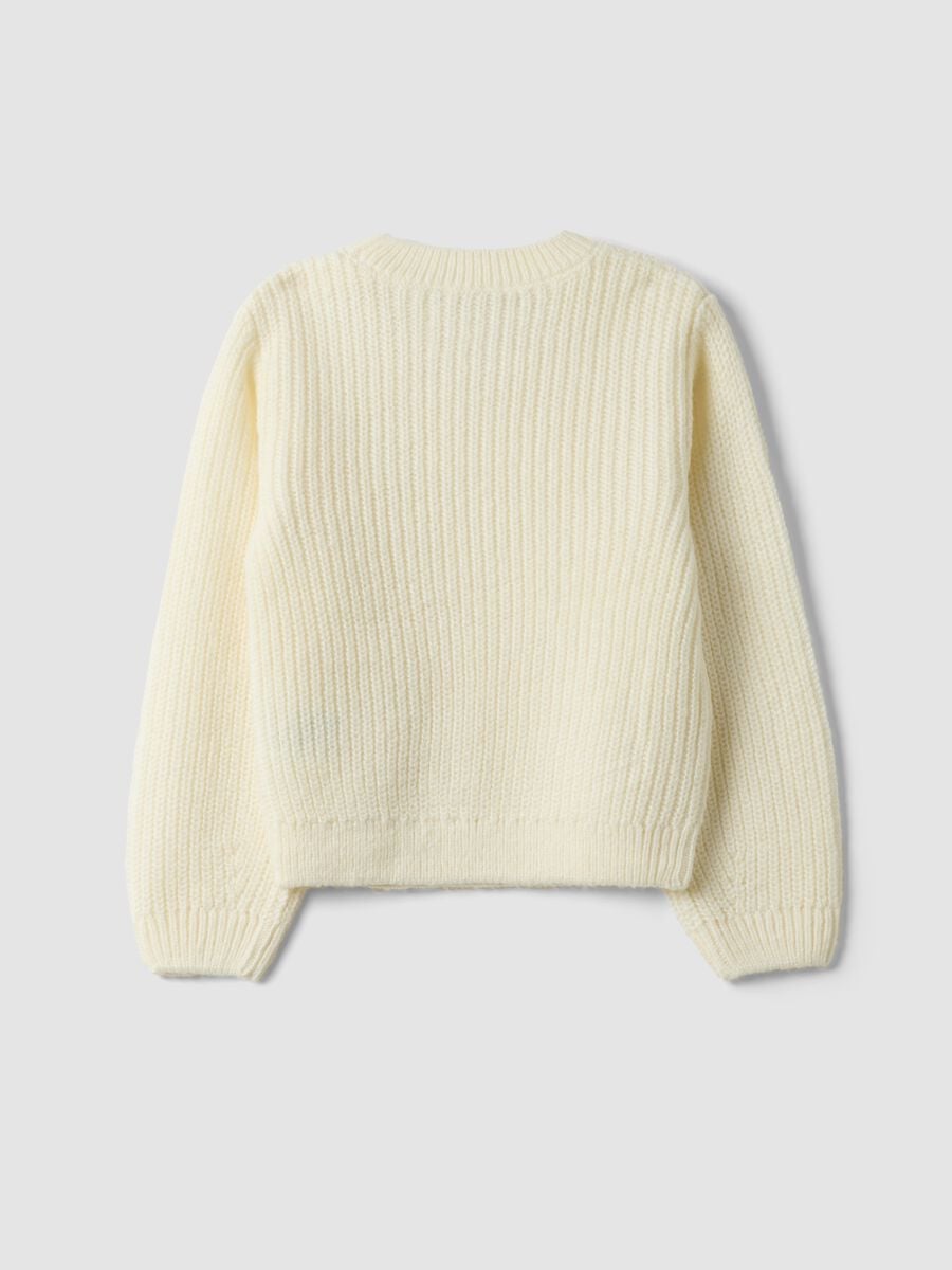 Maglia bianca a coste con girocollo e fiori applicati_1
