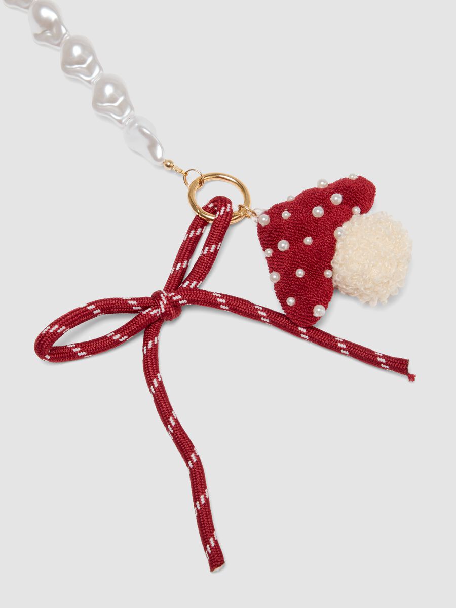 Red bracelet with hat charm and pearls_1