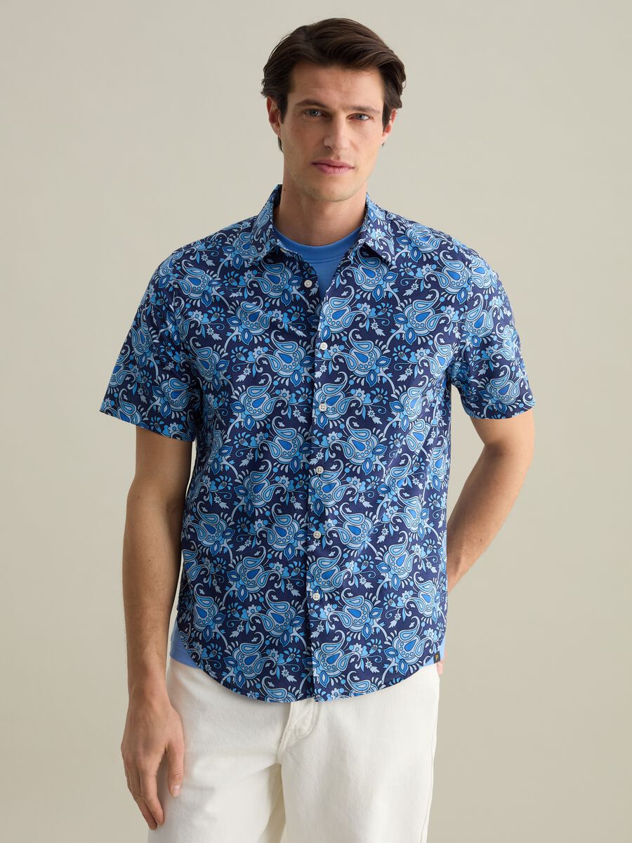 Short-sleeved shirt with paisley print_0