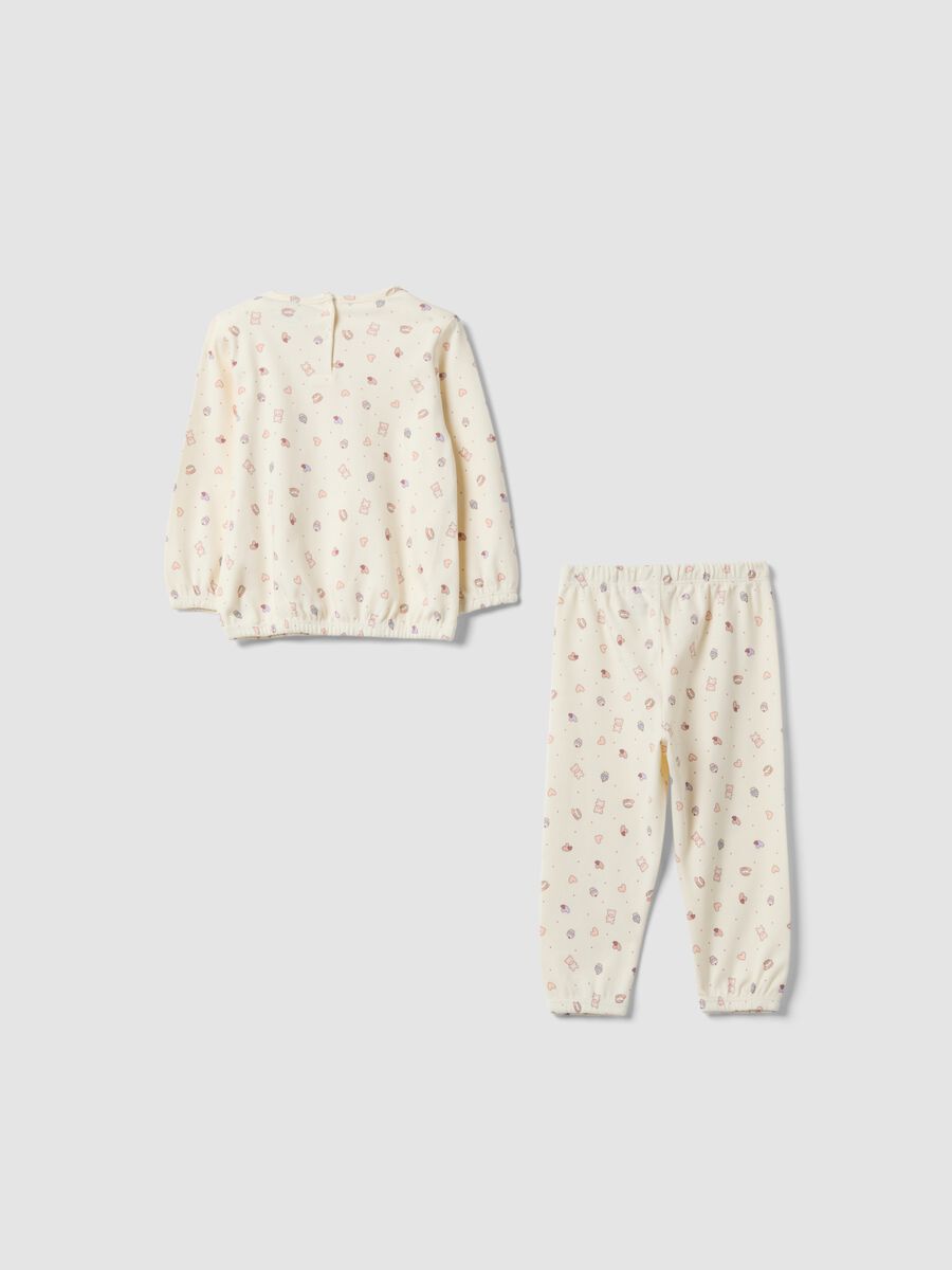 Pigiama bianco in puro cotone organico con fantasia cuori e orsetti per neonata_1