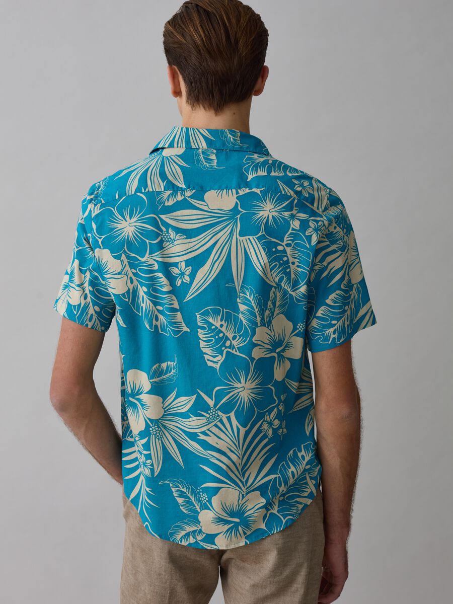 Short-sleeved shirt with hibiscus print_2