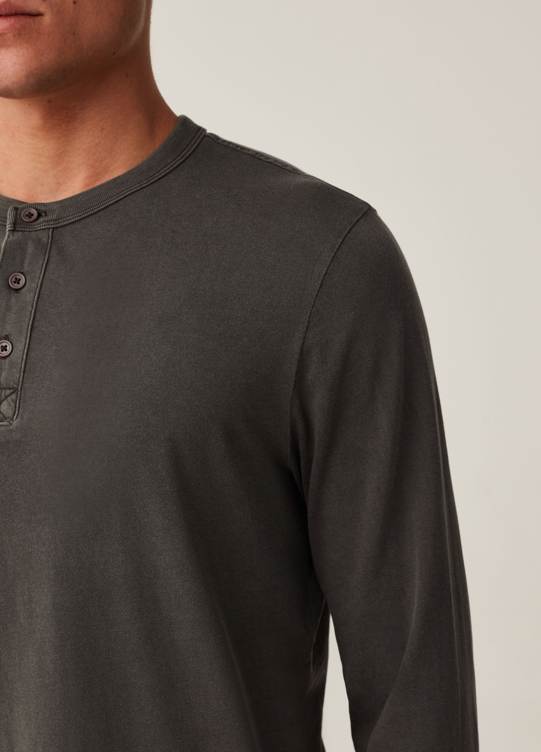 T-shirt a maniche lunghe scollo serafino_1
