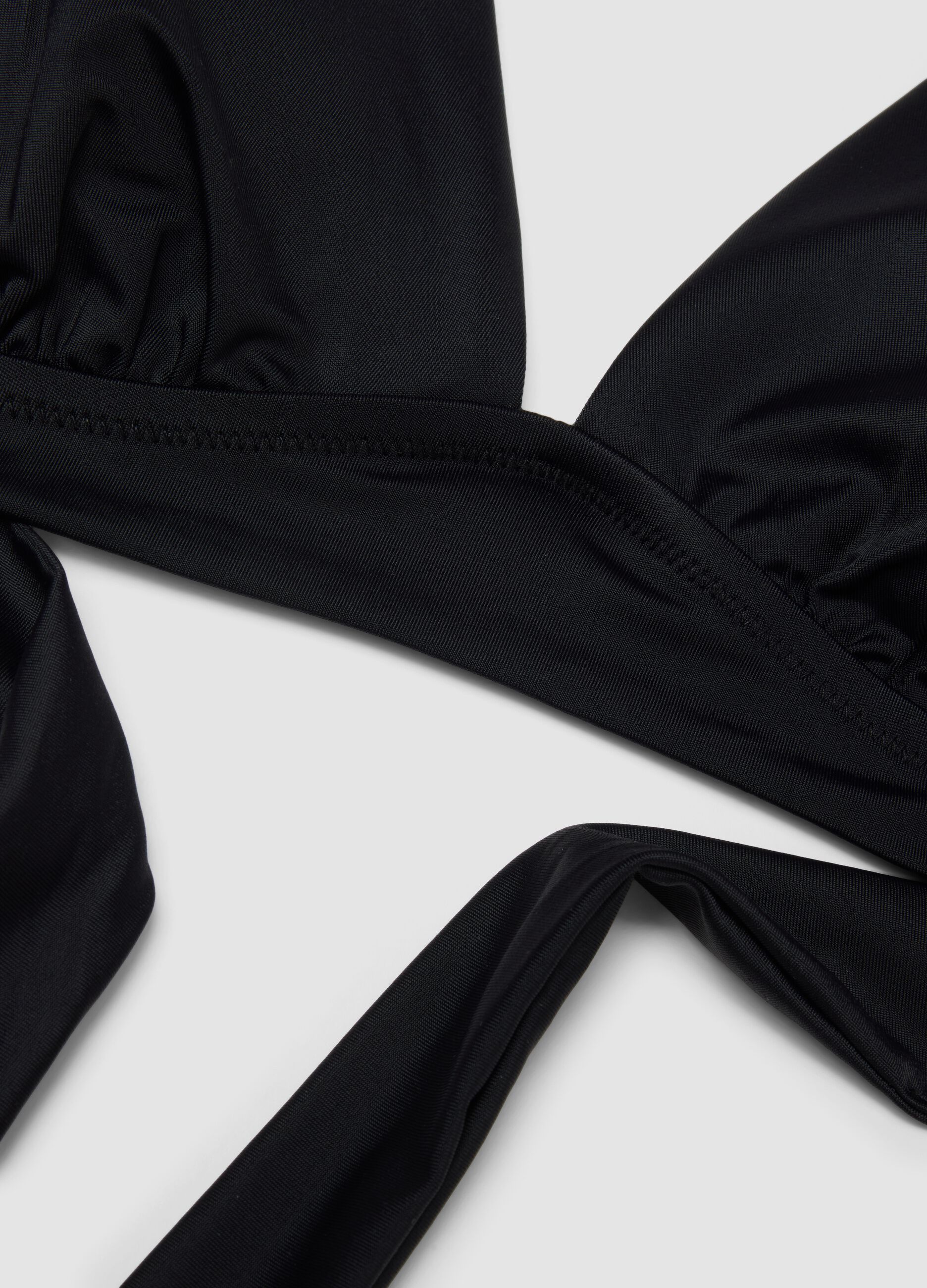 Top bikini elasticizzato nero a triangolo