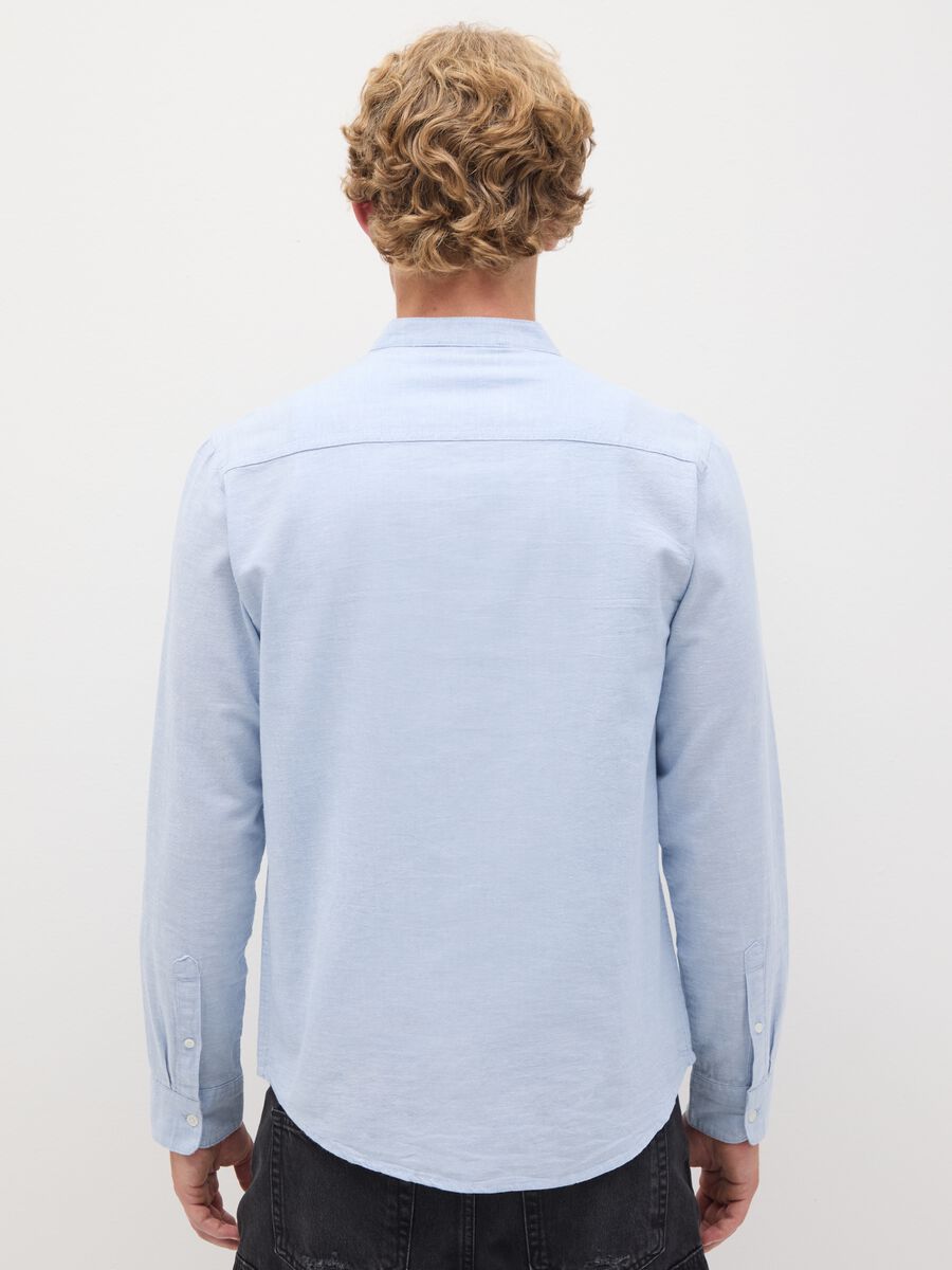 Men's blue regular fit cotton and linen shirt with button closure_3