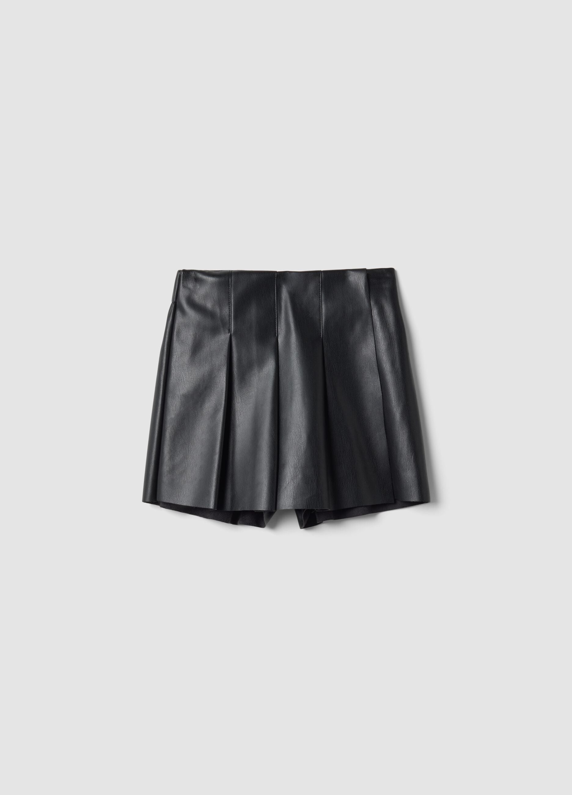 Shorts neri con pieghe