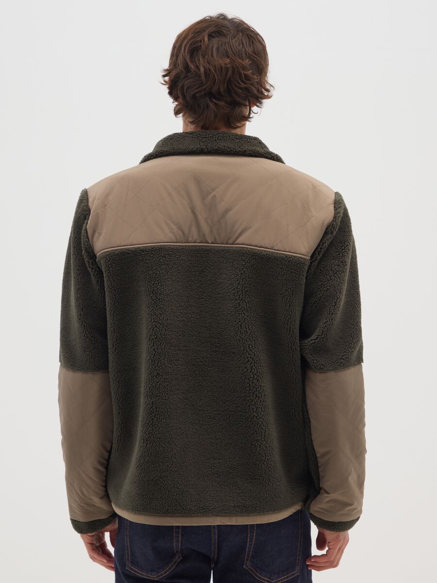 Felpa verde con collo alto e tasche regular fit con zip_2