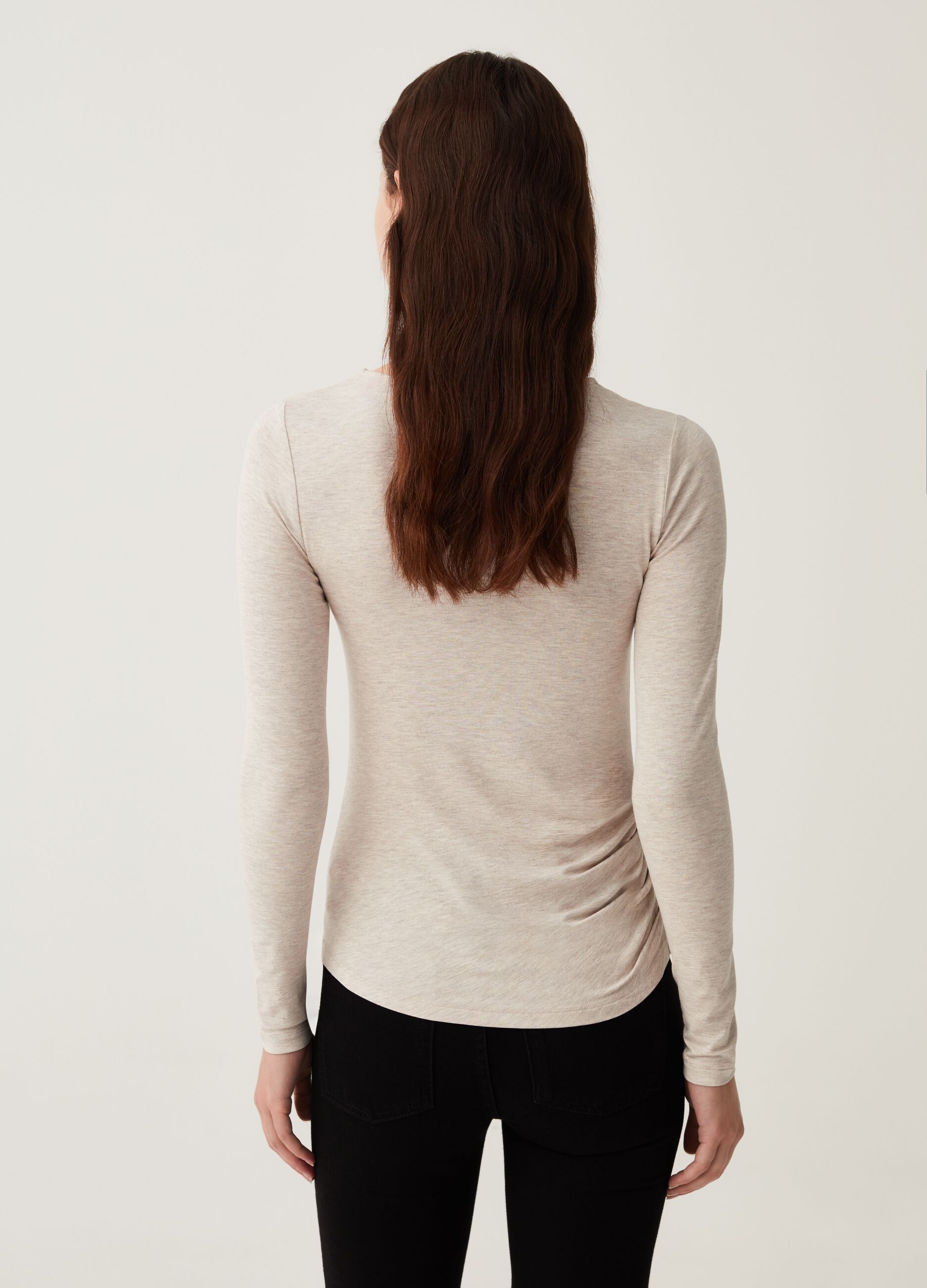 T-shirt in viscosa stretch con maniche lunghe_2