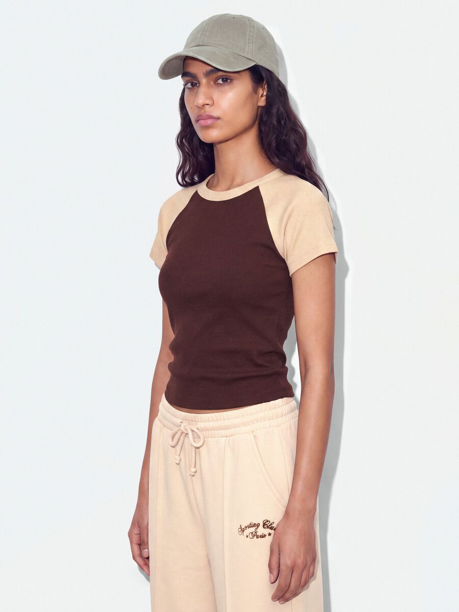 T-shirt marrone in cotone elasticizzato a girocollo con maniche a contrasto_0