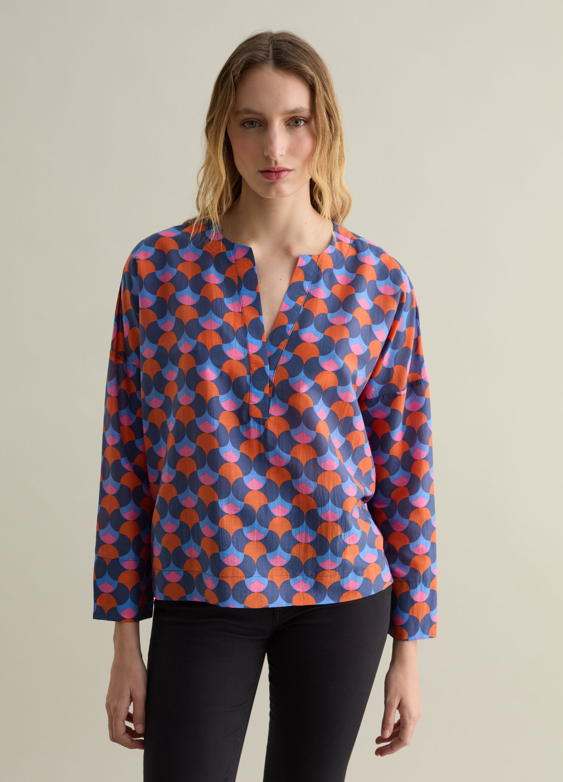Blusa in fantasia optical con scollo a V 
