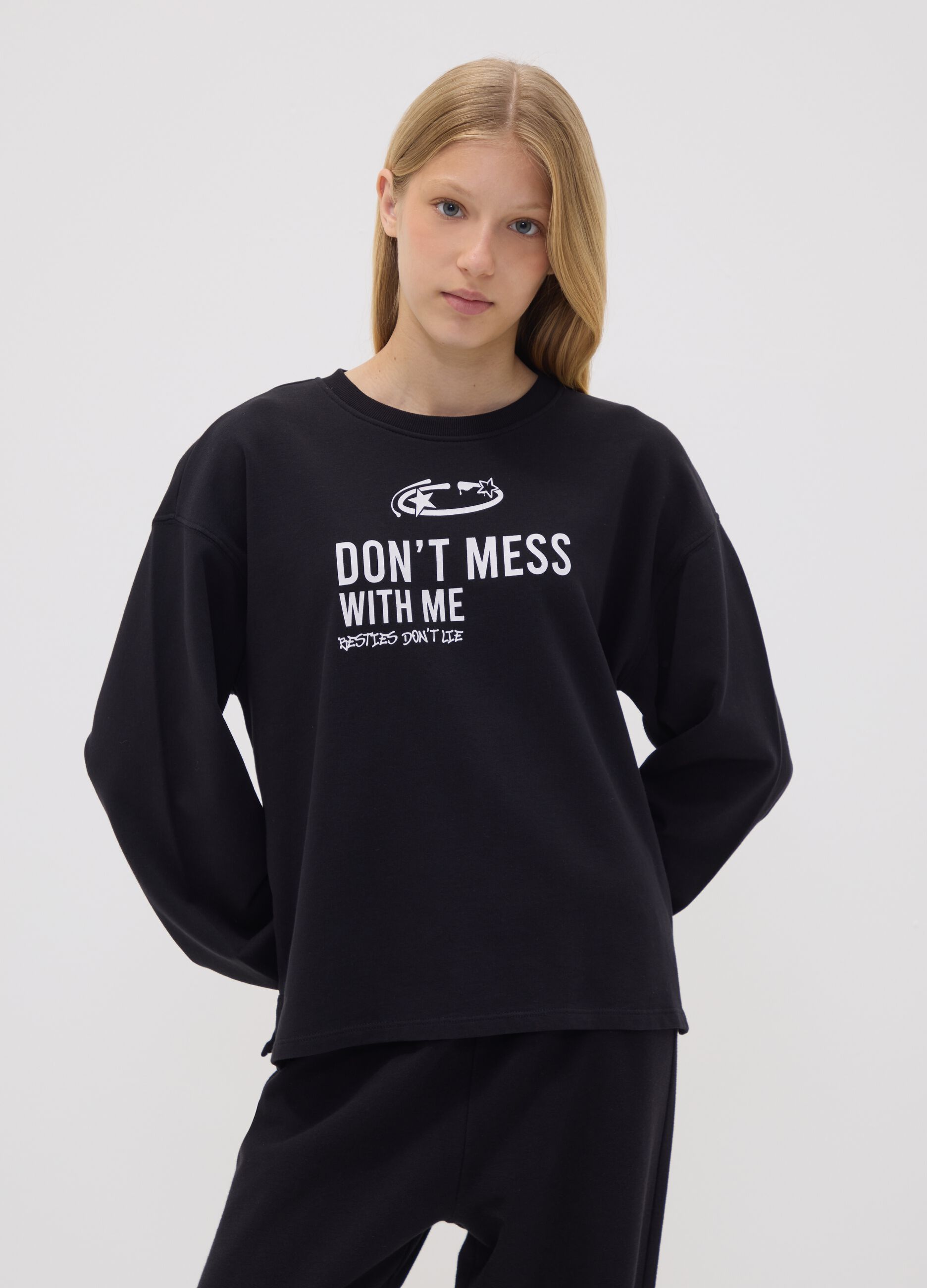 Black pure cotton sweatshirt with front slogan, relaxed fit, for girls