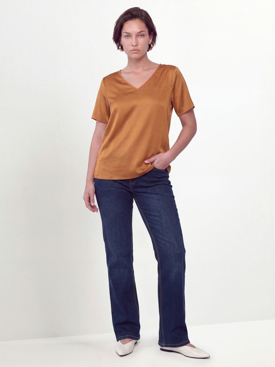 Blusa satinata marrone in tessuto elasticizzato con scollo a V regular fit_2