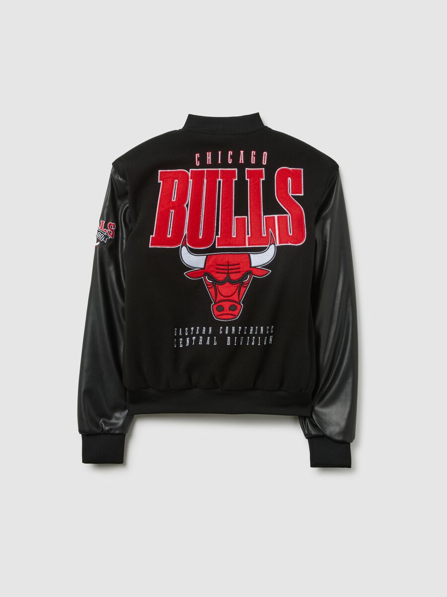 Giubbotto bomber nero da bambino regular fit con stampa Chicago Bulls_1