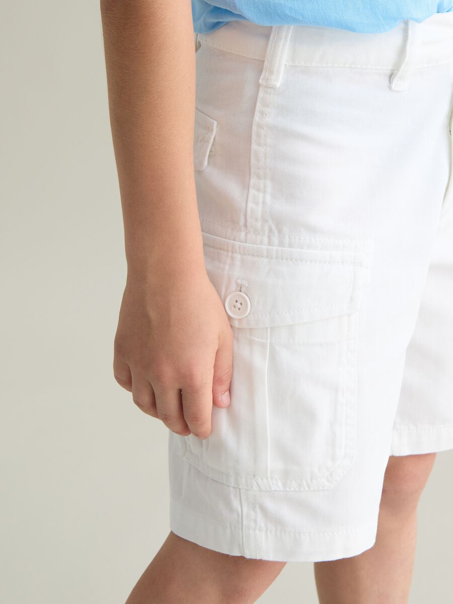 Children's white regular fit cotton cargo bermuda shorts with side pockets_3