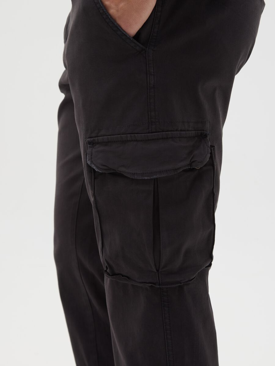 Pantaloni cargo neri in cotone elasticizzato slim fit_3