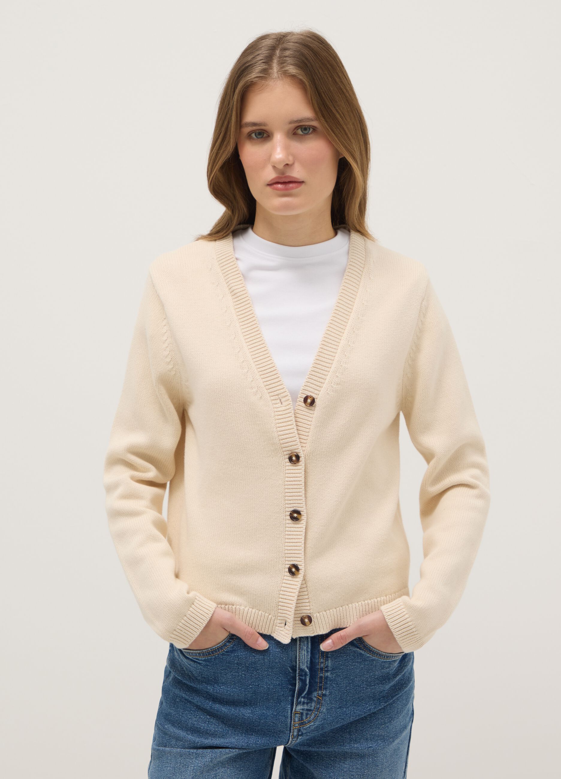 Cardigan beige con scollo a V in puro cotone regular fit
