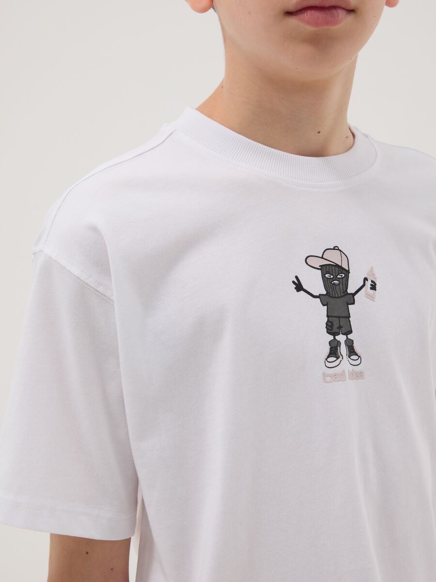 T-shirt in puro cotone bianco da ragazzo oversize fit con stampa_1