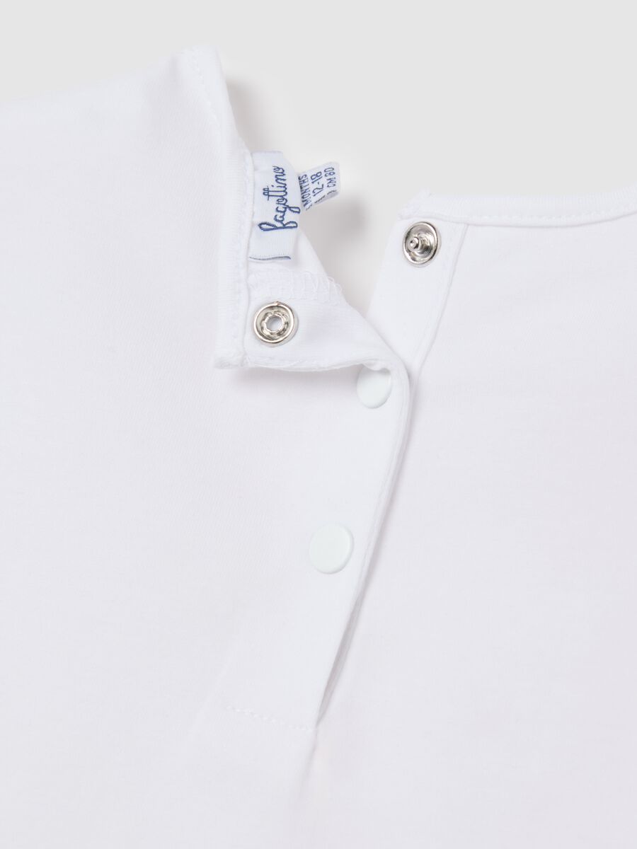 White short-sleeve t-shirt with ruffles and colourful flowers_3