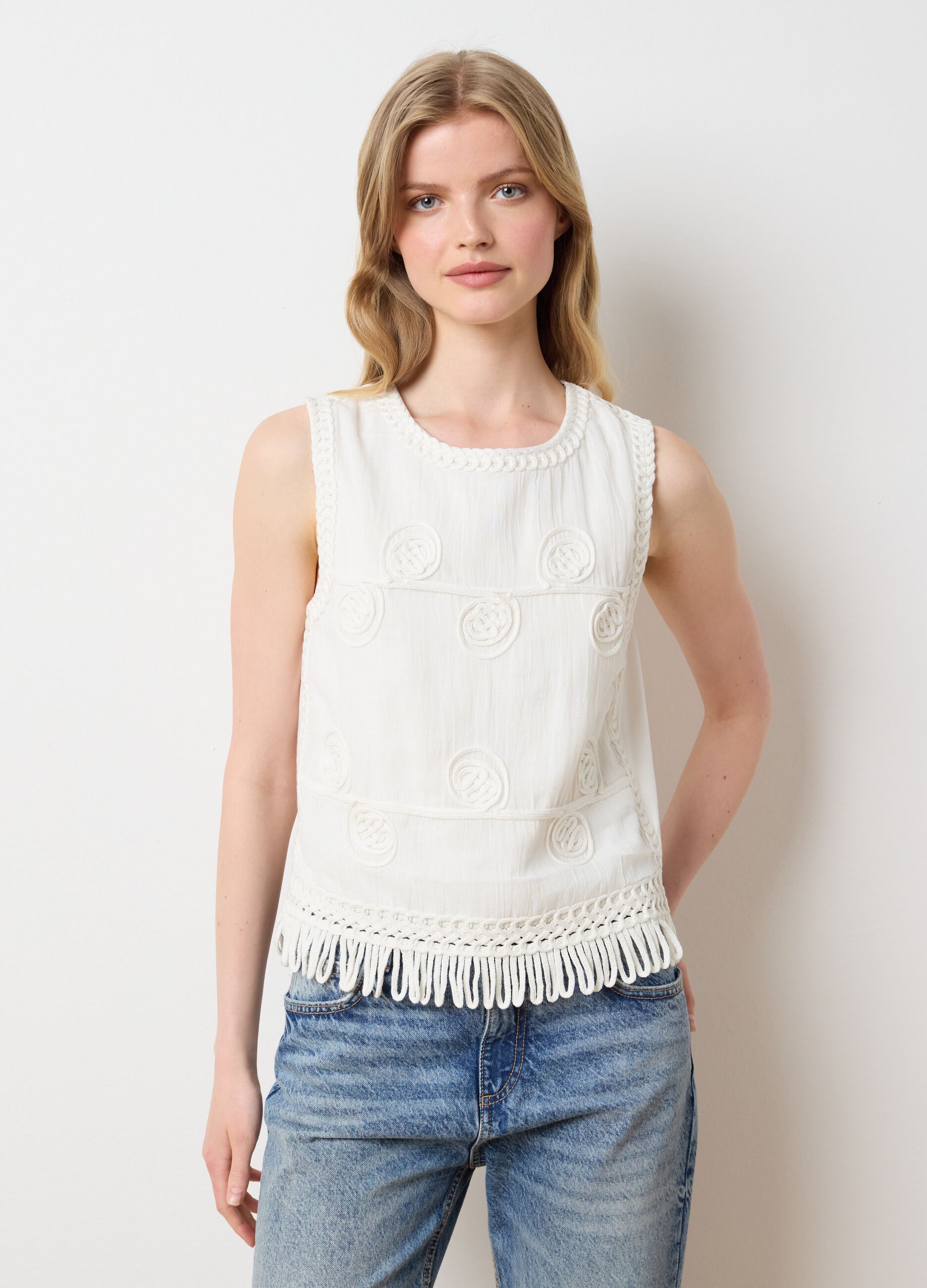 White sleeveless top in 100% cotton with woven details