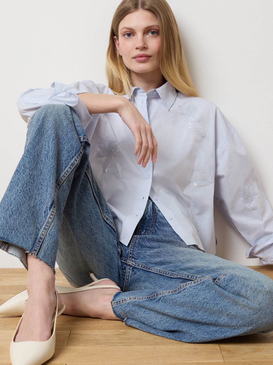 Light blue cropped shirt with floral embroidery_0