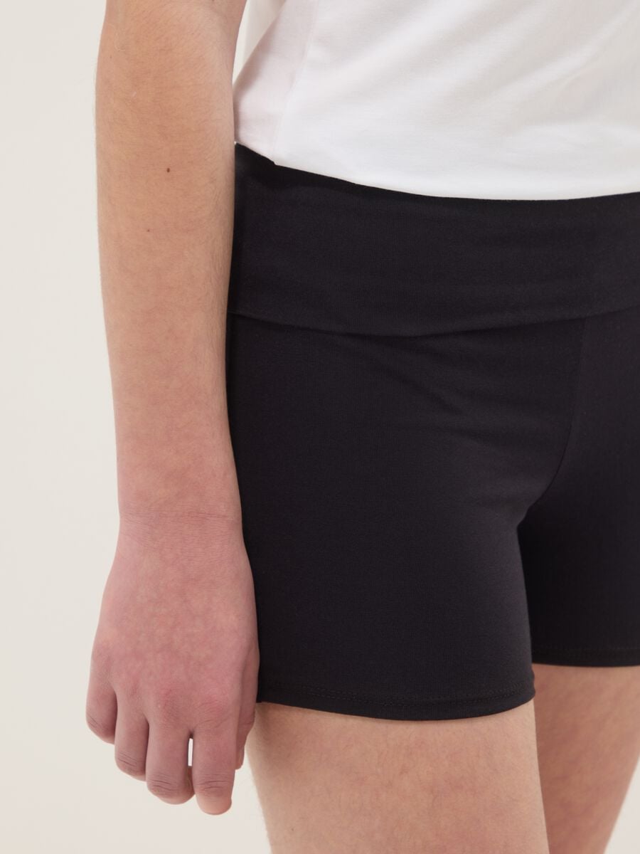 Girls&rsquo; slim-fit black stretch organic cotton shorts_2