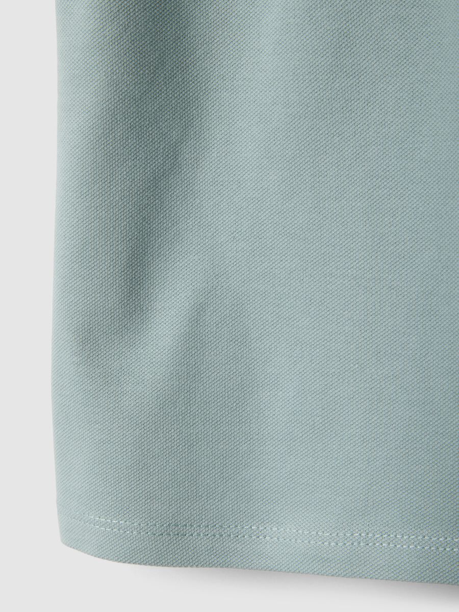 Polo in cotone elasticizzato azzurra da bimbo regular fit con ricamo_3