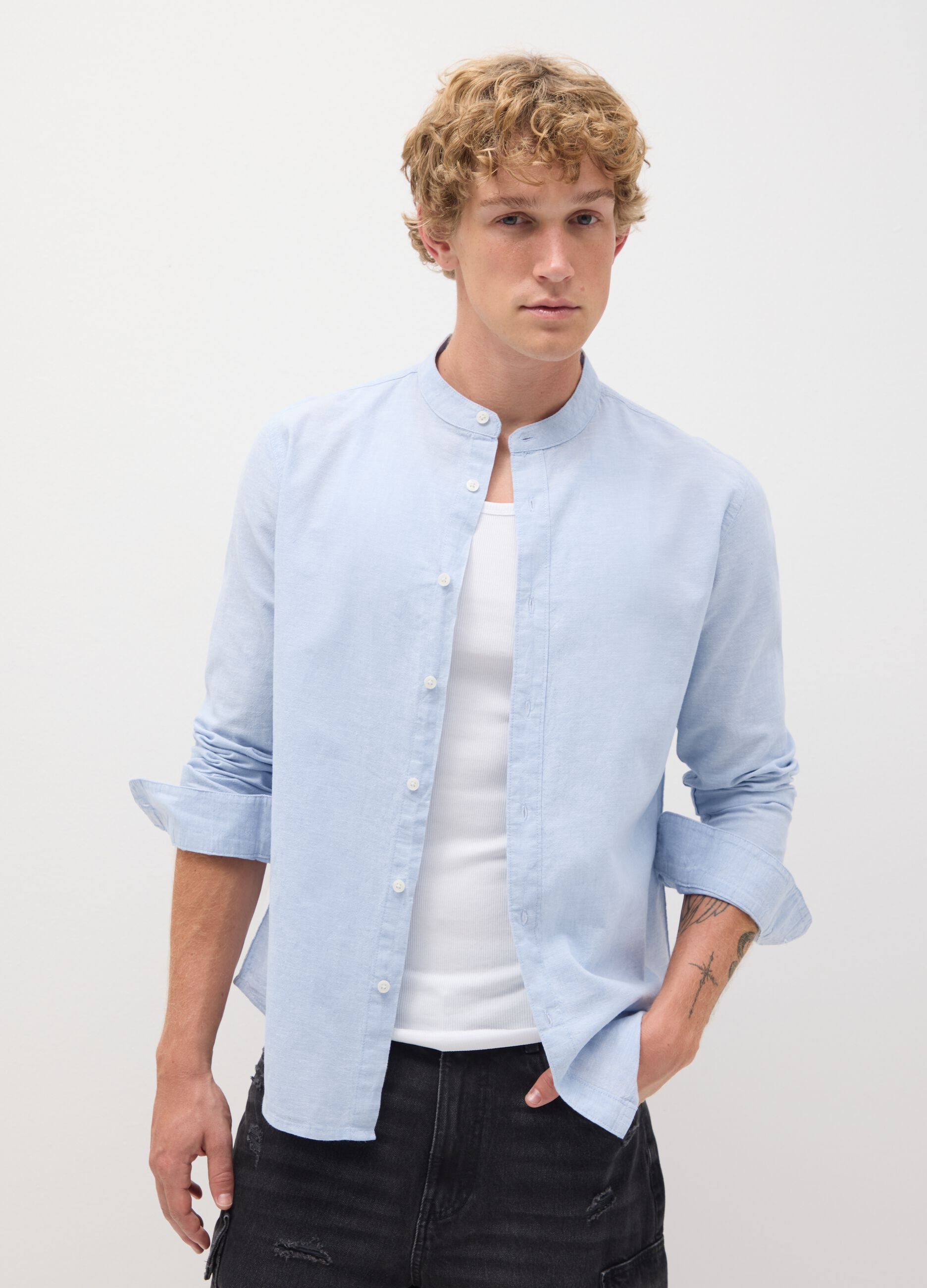 Men's blue regular fit cotton and linen shirt with button closure