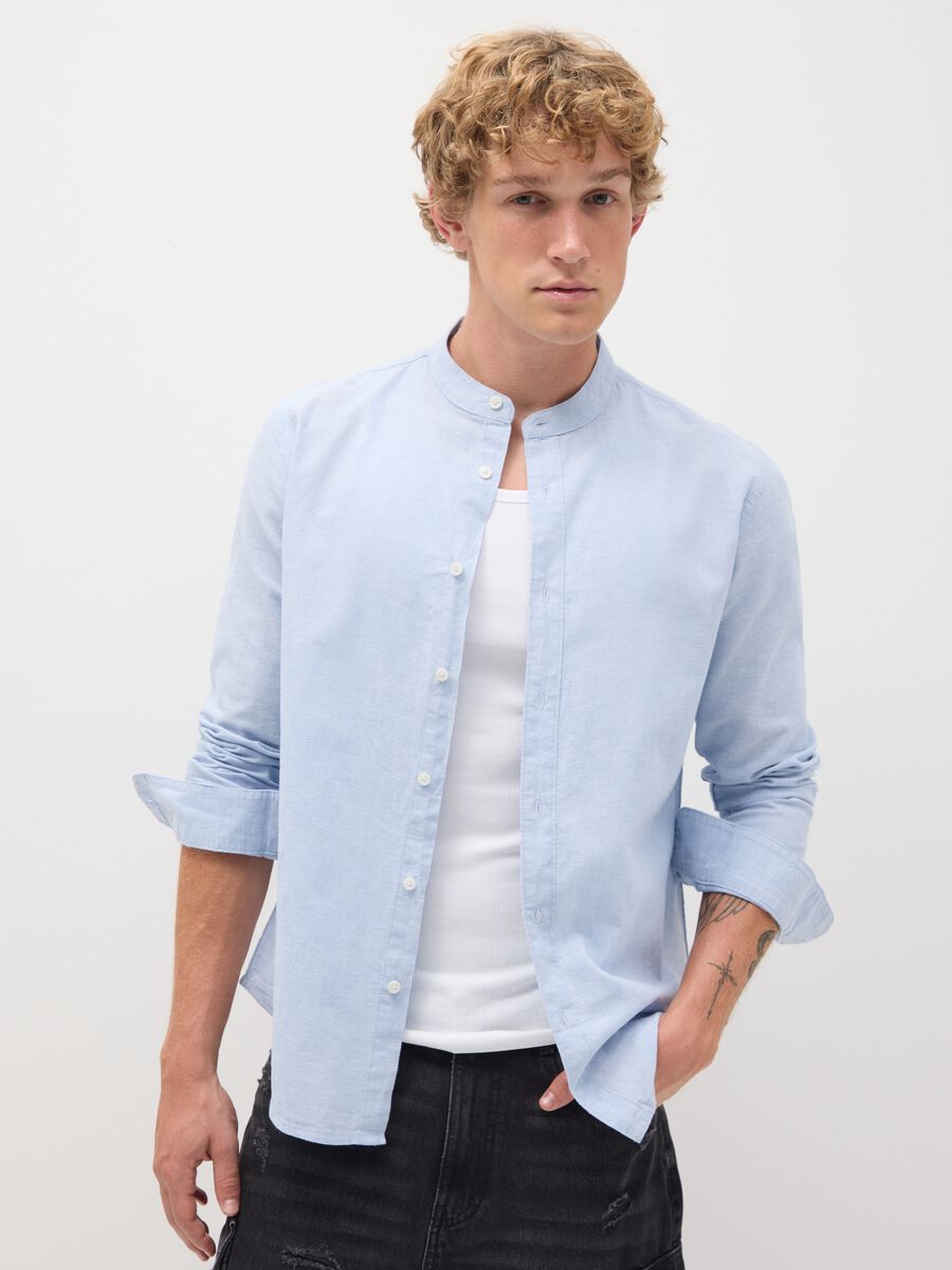 Men's blue regular fit cotton and linen shirt with button closure_0