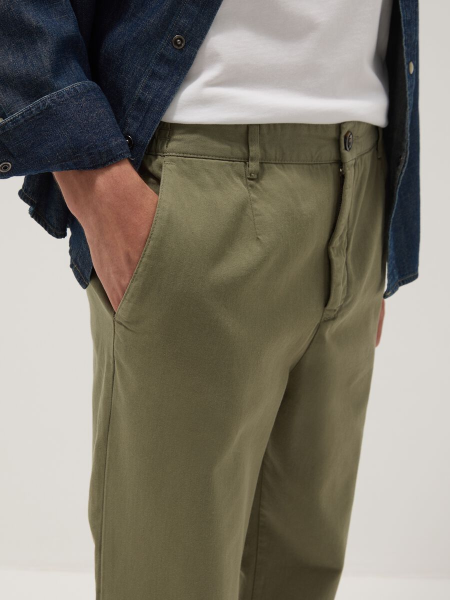 Green pure cotton carrot-fit chino trousers_3