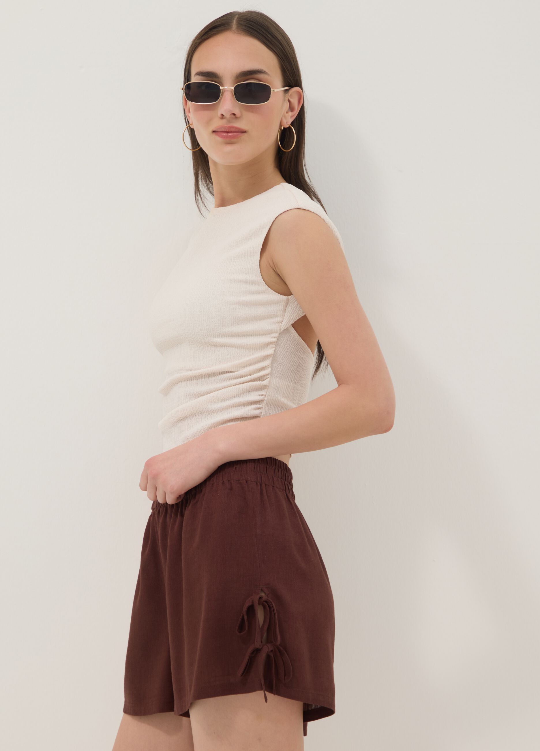 Brown viscose-linen blend shorts with elasticated waist, regular fit