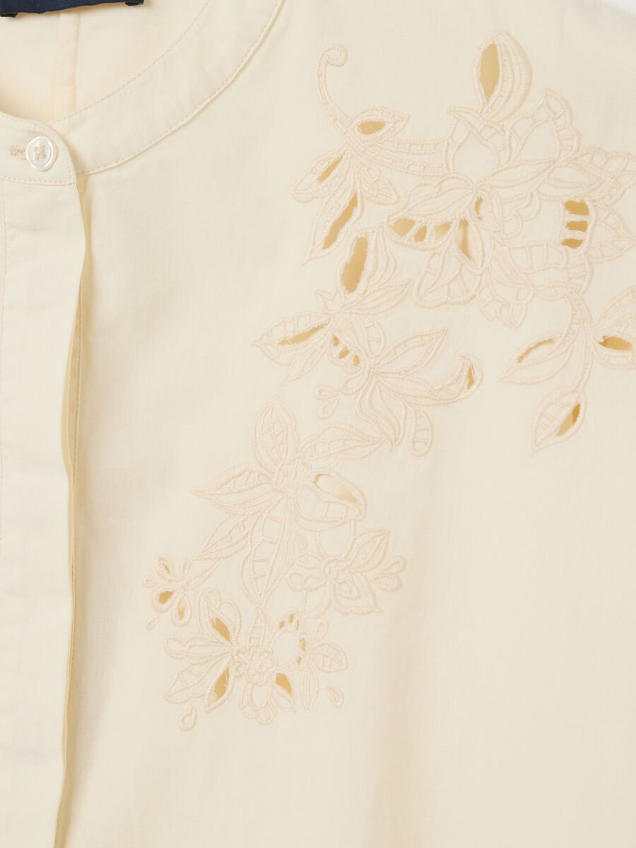 White cotton shirt with embroidery_5