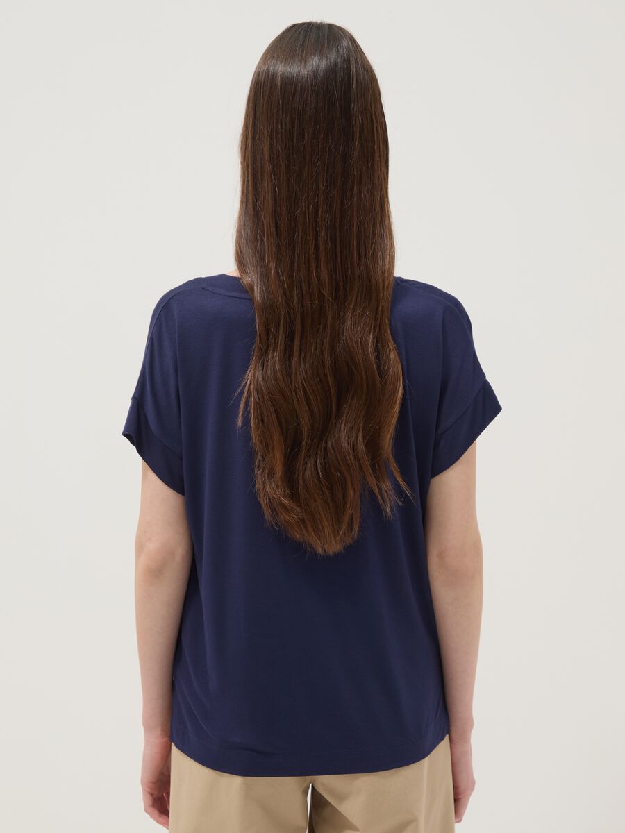 T-shirt blu in viscosa elasticizzato con scollo a V_3
