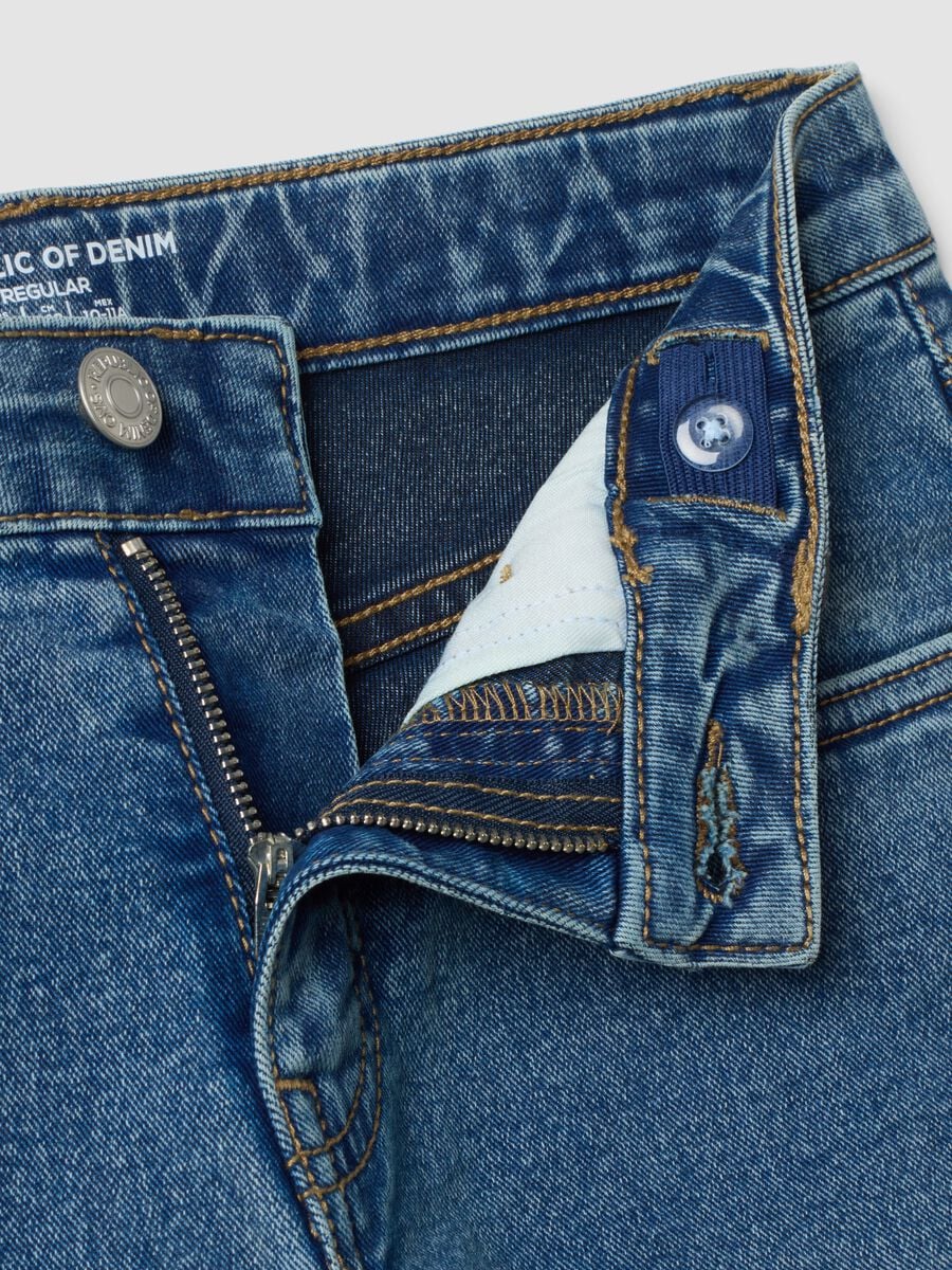 Jeans blu in cotone elasticizzato regular fit per ragazzo_1