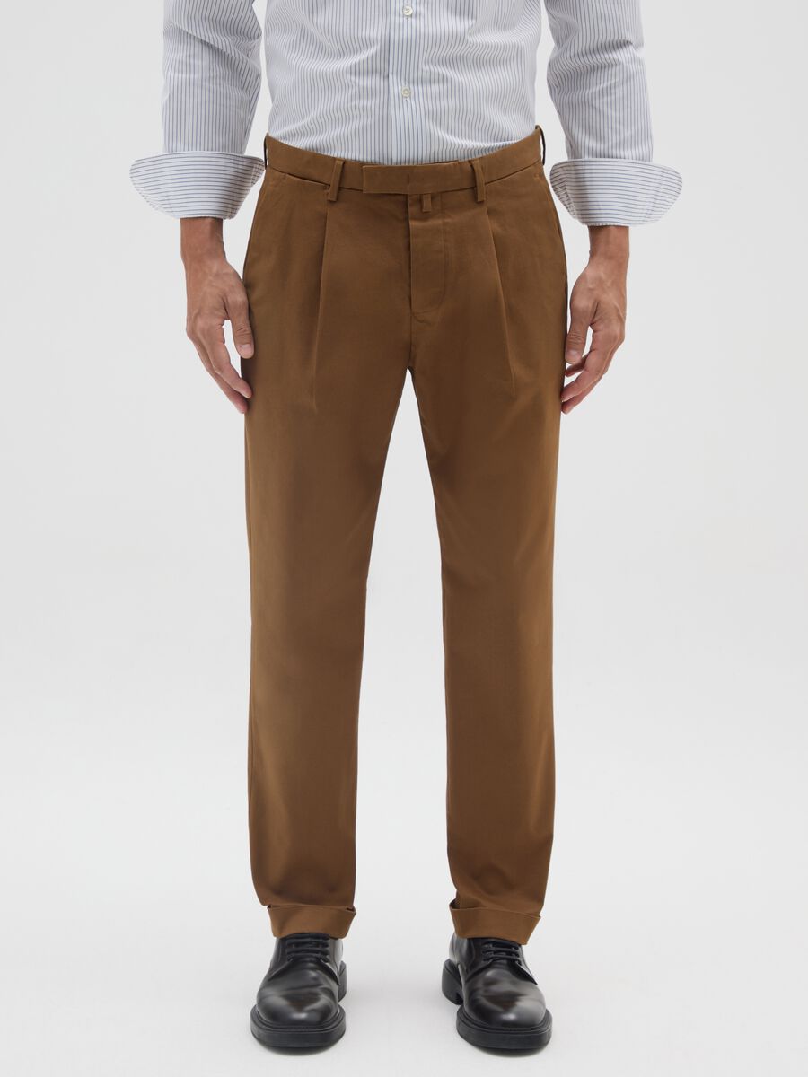 Pantaloni chino marroni in misto cotone elasticizzato regular fit_1