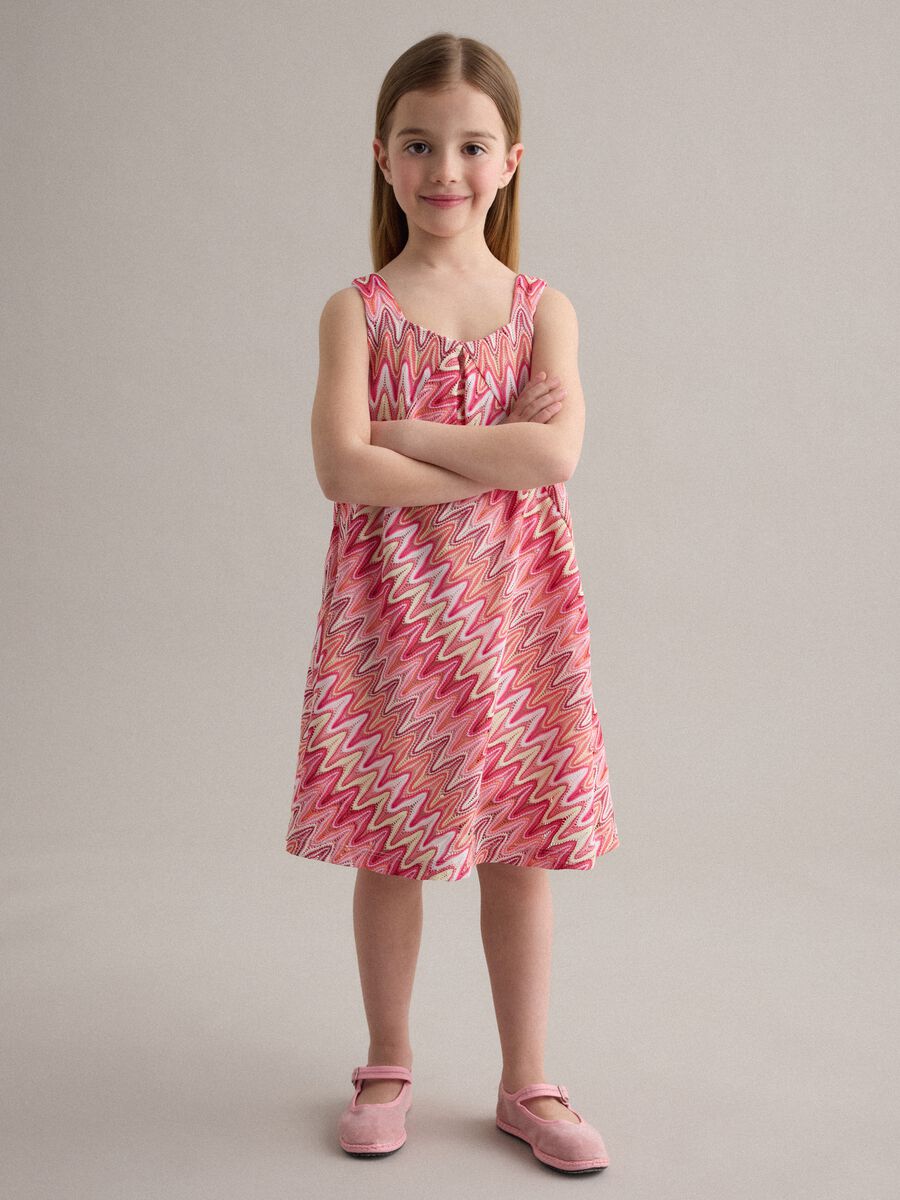 Pink sleeveless dress with wave print_1