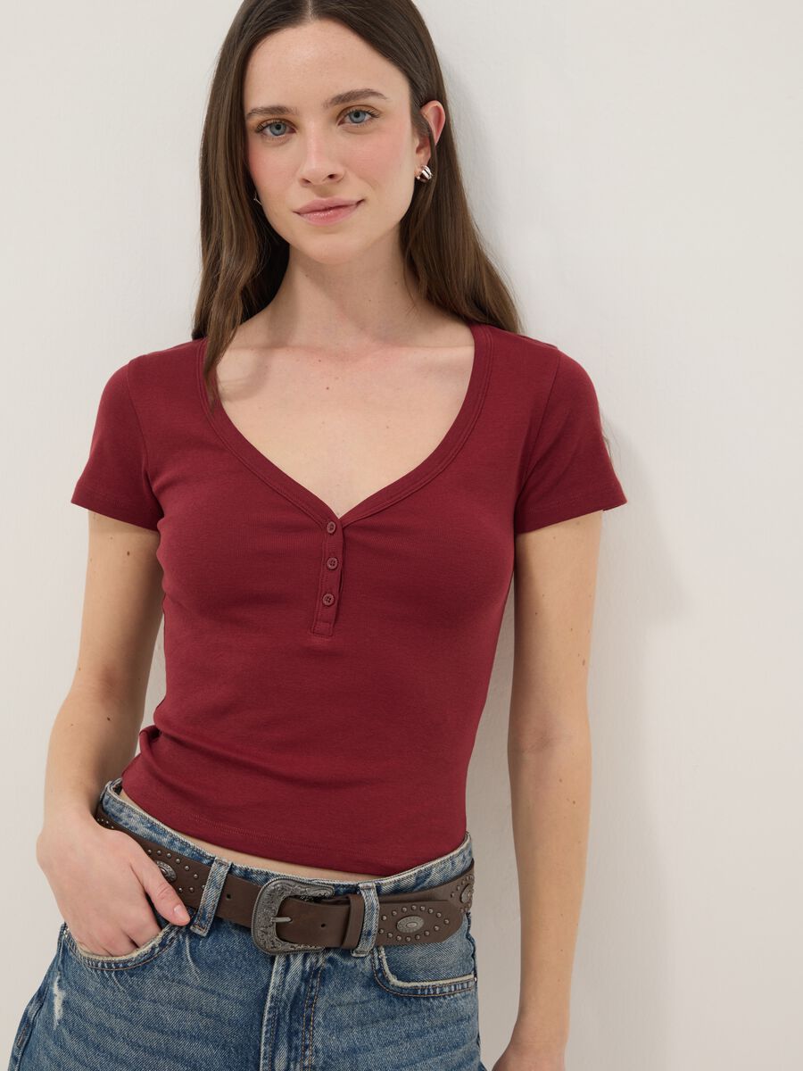 T-shirt in puro cotone rossa regular fit con scollo a V_0