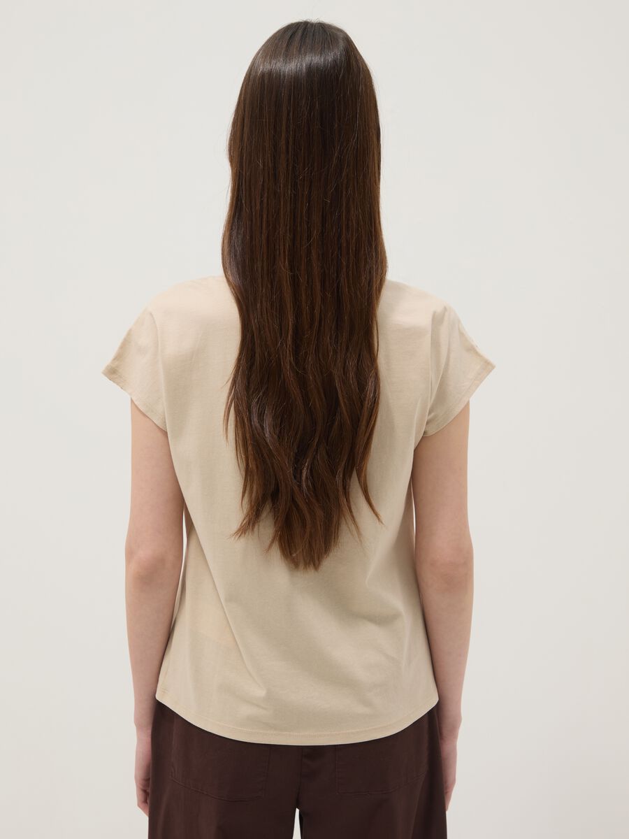 T-shirt beige in puro cotone con pizzo sangallo_3