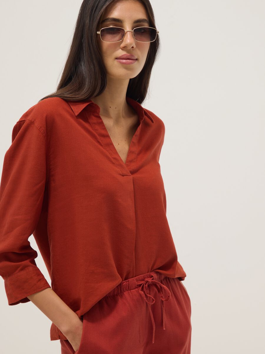 Camicia in misto lino e viscosa rossa regular fit con collo a V_0