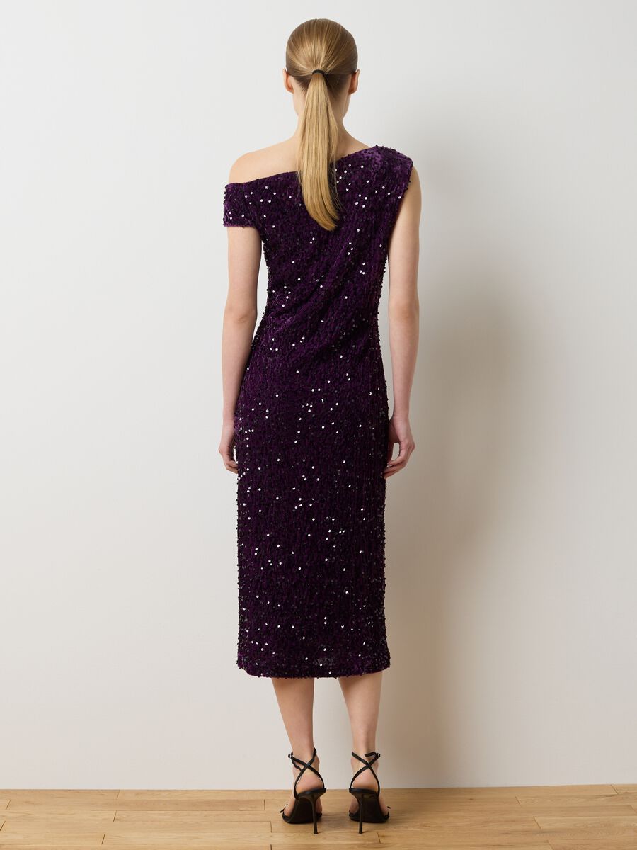 Abito viola con paillettes vestibilità fitted_3